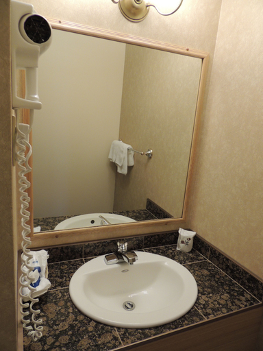 Bathroom 4, Rodeway Inn, La Côte-de-Gaspé