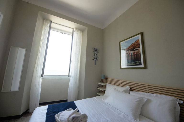 Bedroom 3, Luna Rooms, Savona