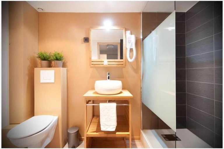 Bathroom 4, Hôtel le Prieuré, Somme