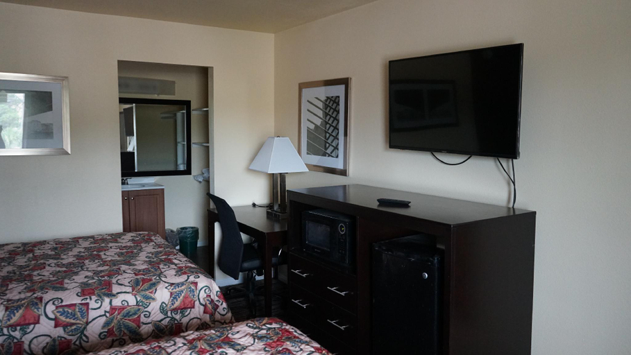 Bedroom 2, Village Motor Inn, Travis