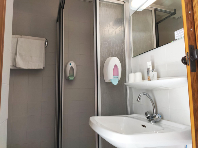 Bathroom 4, Hôtel Compostelle, Hautes-Pyrénées