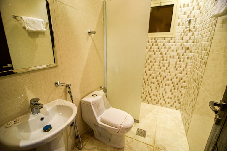 Bathroom 5, Hathi Laylati Serviced Apartments - Al Hamra District, Riyadh
