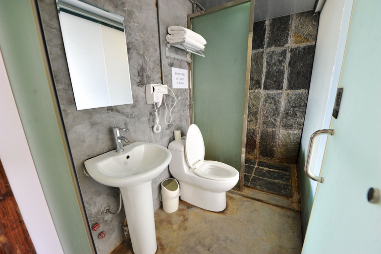 Bathroom 5, Yangshuo Sudder Street Guesthouse, Guilin