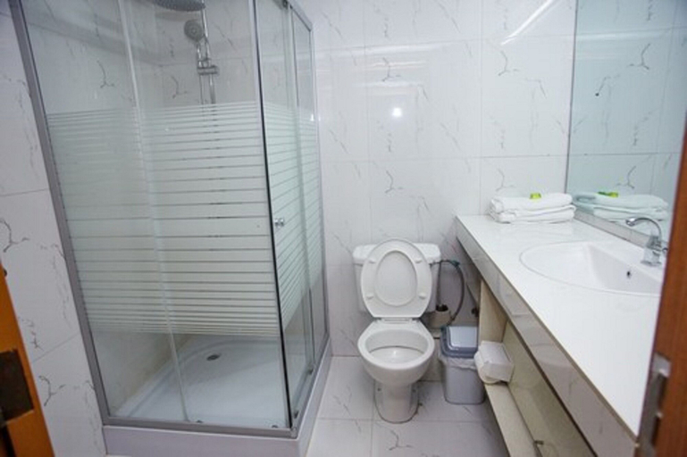 Bathroom 4, Paintsiwa Wangara Apartments, Accra