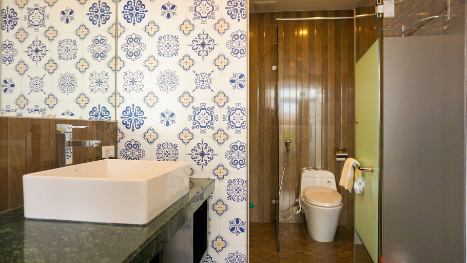Bathroom 5, Riverside White House Boutique Hotel, Da Nang