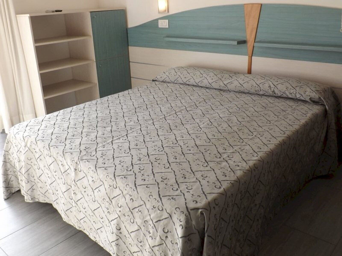 Bedroom 2, Hotel Alga, Rimini