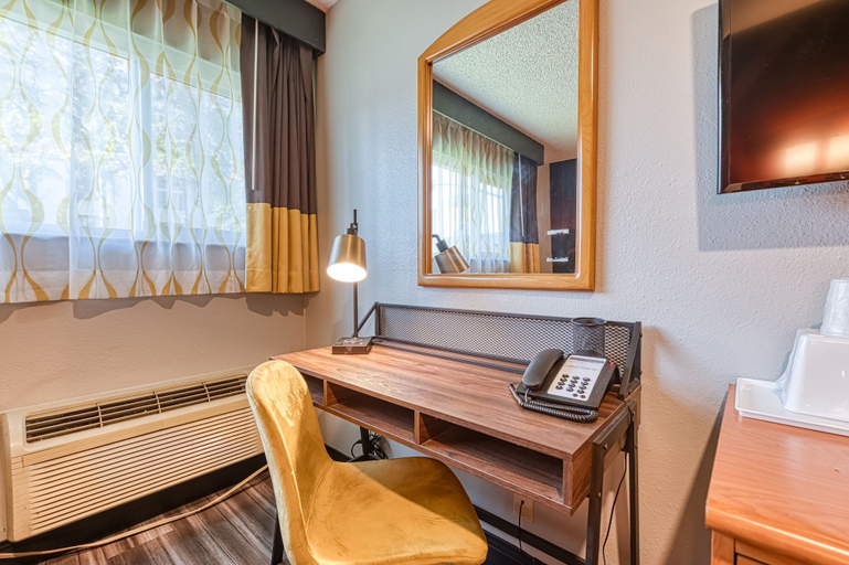 Bedroom 3, La Mirage Inn - Hollywood, Los Angeles
