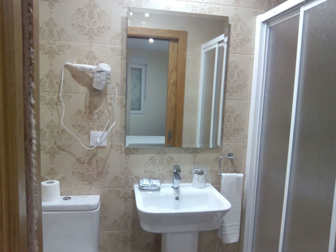 Bathroom 3, Pension Costiña, A Coruña