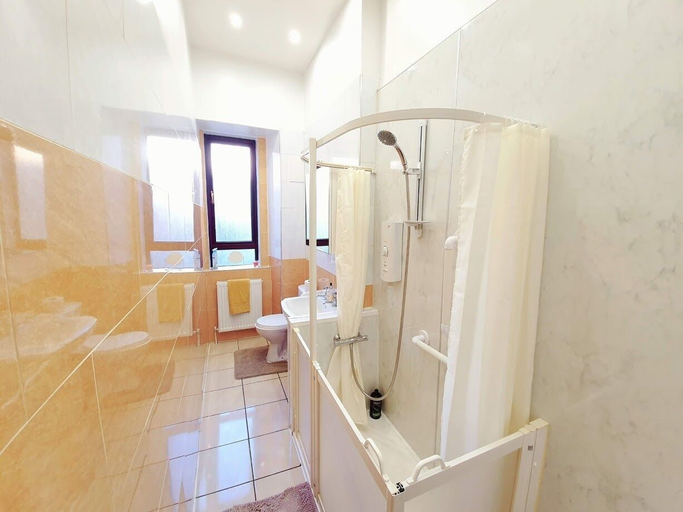 Bathroom 3, Spacious Apartment In Glasgow, Glasgow