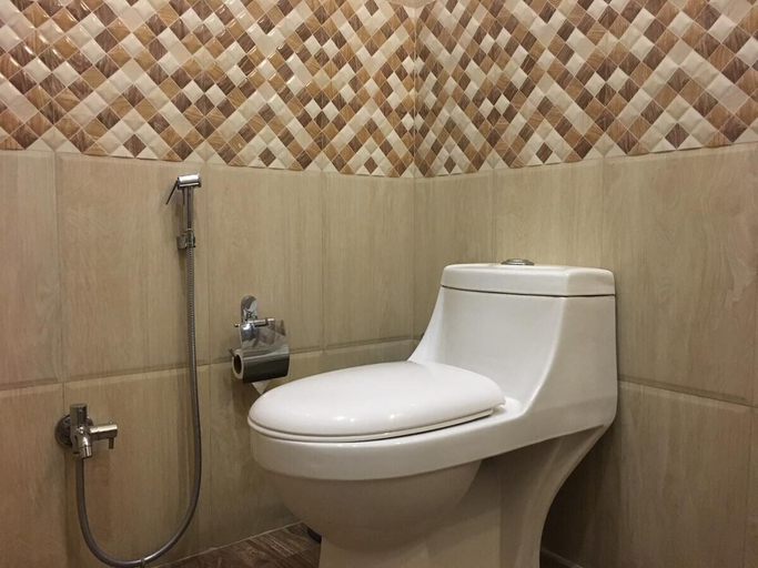 Bathroom 4, Spring Sky Mughalsarai by ShriGo Hotels, Chandauli