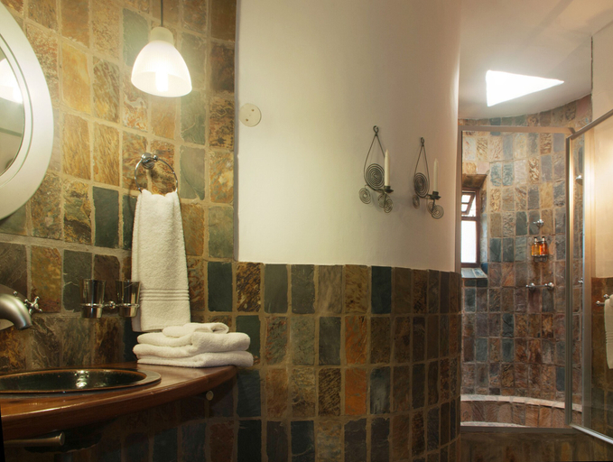 Bathroom, Isandlwana Lodge, Umzinyathi