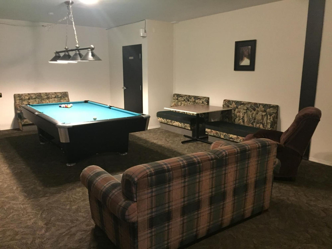 Others 5, Invermere Hostel, East Kootenay