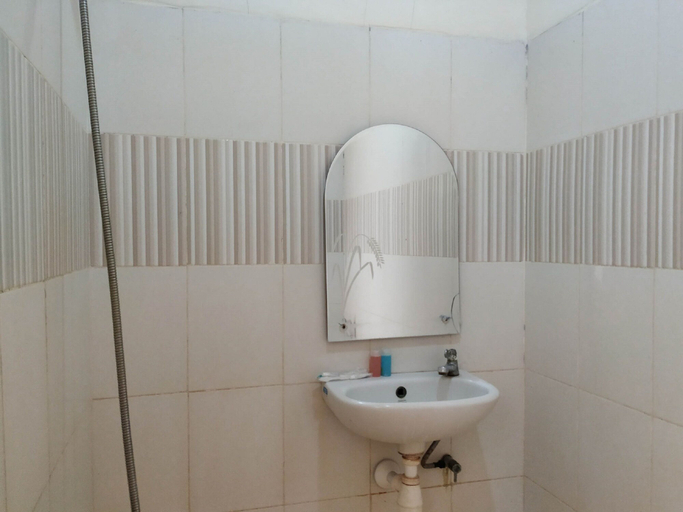 Bathroom 5, Hotel O Lulu Homestay, Makassar