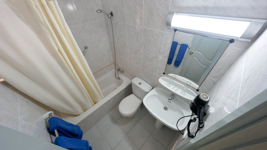 Bathroom 5, Bungalows Maspalomas Oasis Club, Las Palmas