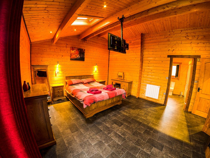 Bedroom 2, New Forest Lodges, Dorset