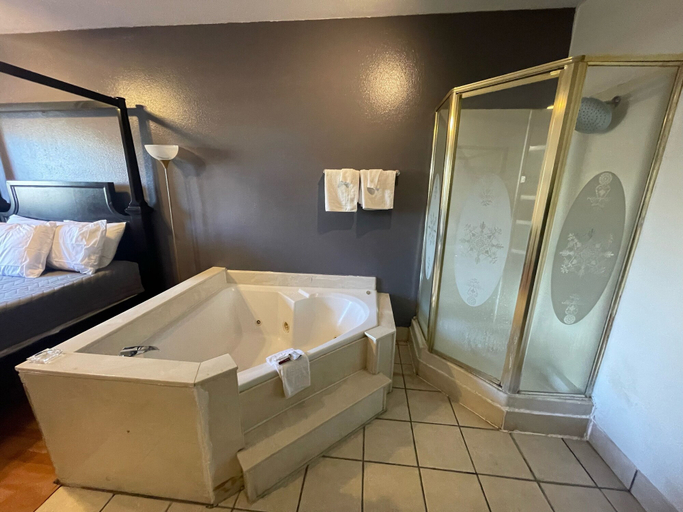 Bathroom 4, Best Budget Inn, Morehouse