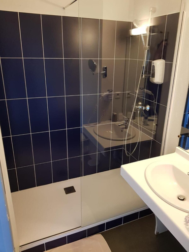 Bathroom, Hôtel Les Commerçants, Puy-de-Dôme