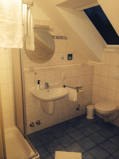 Bathroom 5, Hotel Friesenhof, Leer