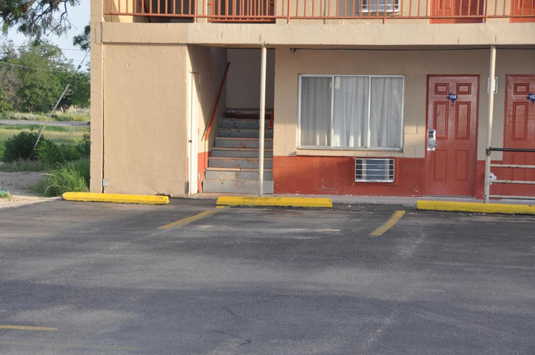 Exterior & Views 2, Budget Inn, Scurry