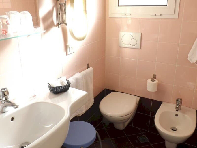 Bathroom 3, Hotel Alga, Rimini