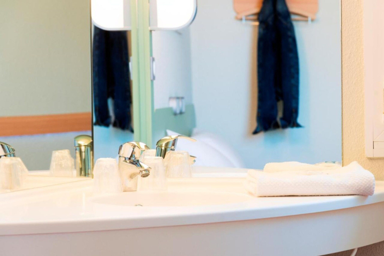 Bathroom 4, ibis budget Granville, Manche