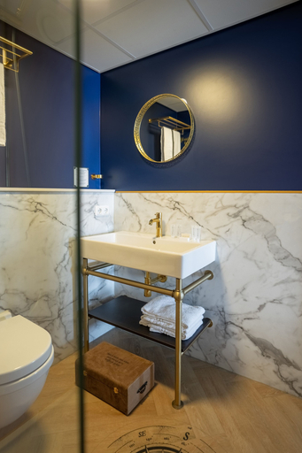 Bathroom 3, Efteling Wonder Hotel - Theme Park tickets included, Loon op Zand