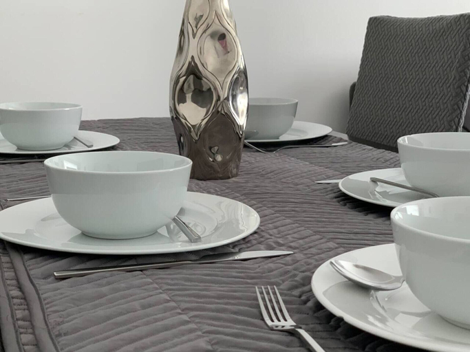 Food & Drinks, Large 5 Bed House / Wolverhampton + Parking, Wolverhampton