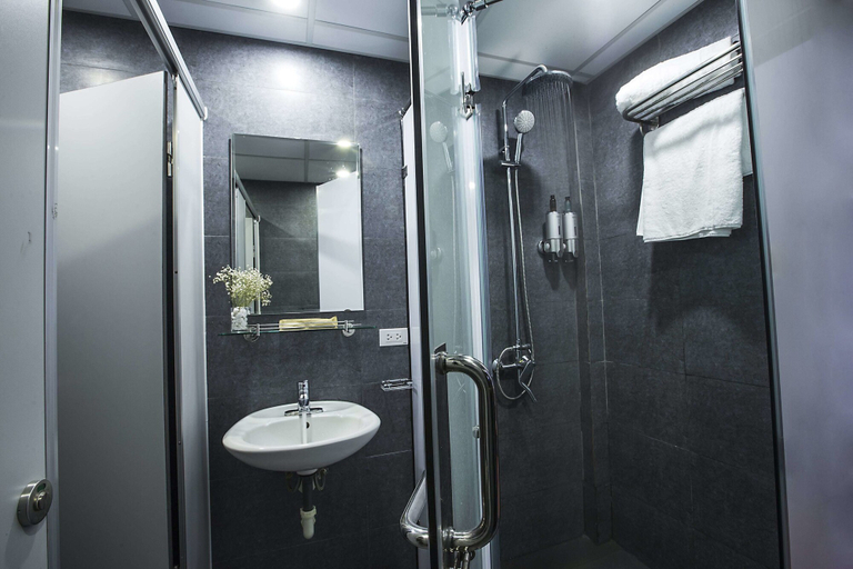 Bathroom 3, The Chi Novel Hostel, Hoàn Kiếm