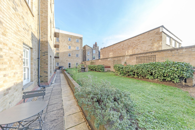 Exterior & Views 2, Spacious Apartment in Trendy Islington, London