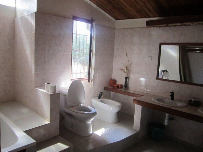 Bathroom 4, Madiro Hotel, Diana