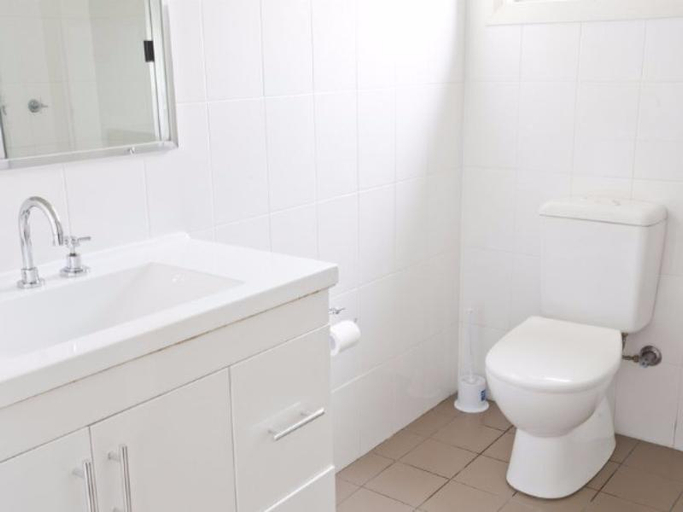 Bathroom, Bluegum Executive Apartments, Newcastle - Outer West