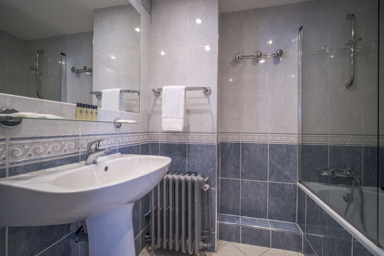 Bathroom, Curling Hôtel & Bar, Savoie