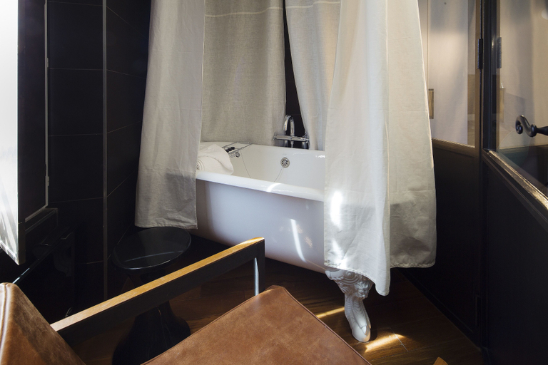 Bathroom 5, Hotel & Spa La Belle Juliette, Paris