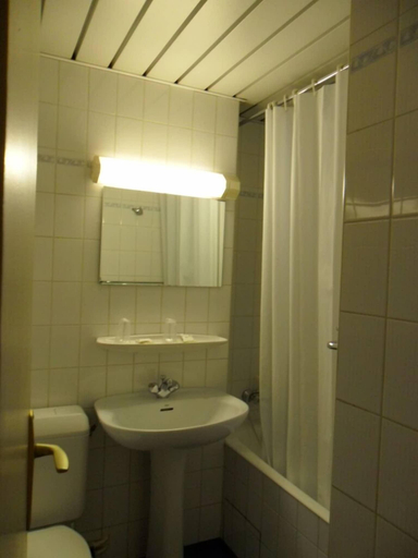 Bathroom 4, Hôtel Croix des Nordistes, Hautes-Pyrénées