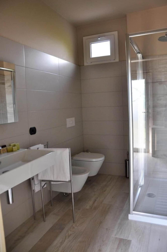 Bathroom, Casale Raffaello B&B, Como