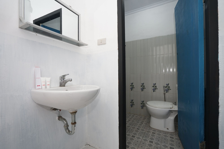Bathroom 4, OYO 1315 Paris Hotel, Lubuklinggau