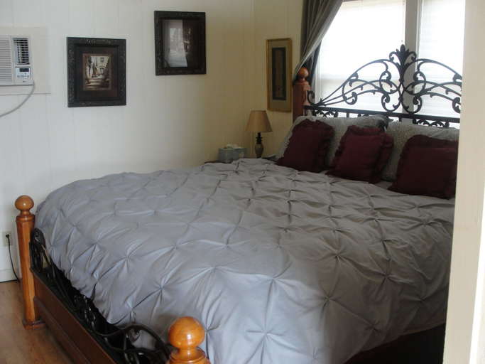 Bedroom 2, Stone Meadow Resort, Barry