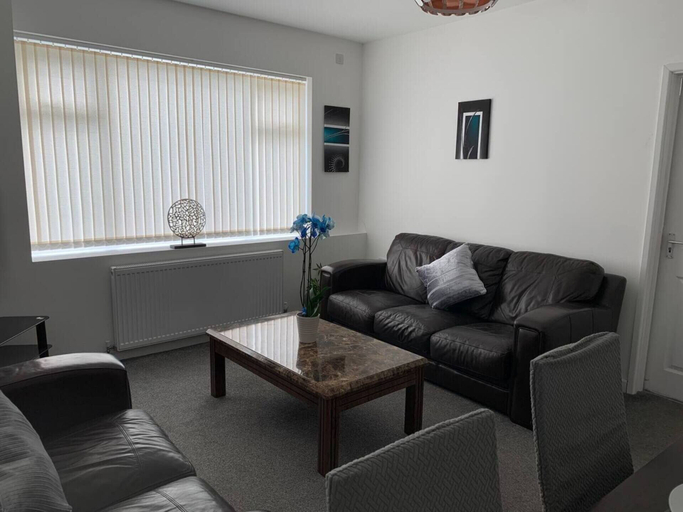 Others 5, Large 5 Bed House / Wolverhampton + Parking, Wolverhampton