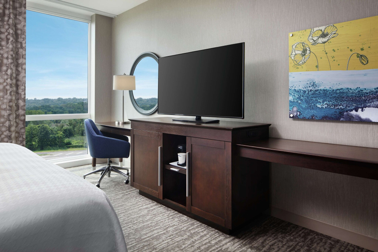 Bedroom 3, Hampton Inn & Suites Teaneck Glenpointe, Bergen