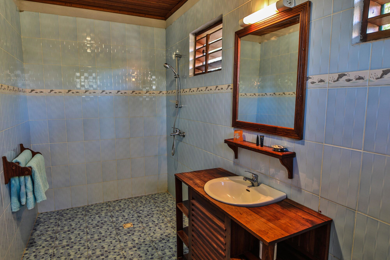Bathroom 3, Kimony Resort, Menabe