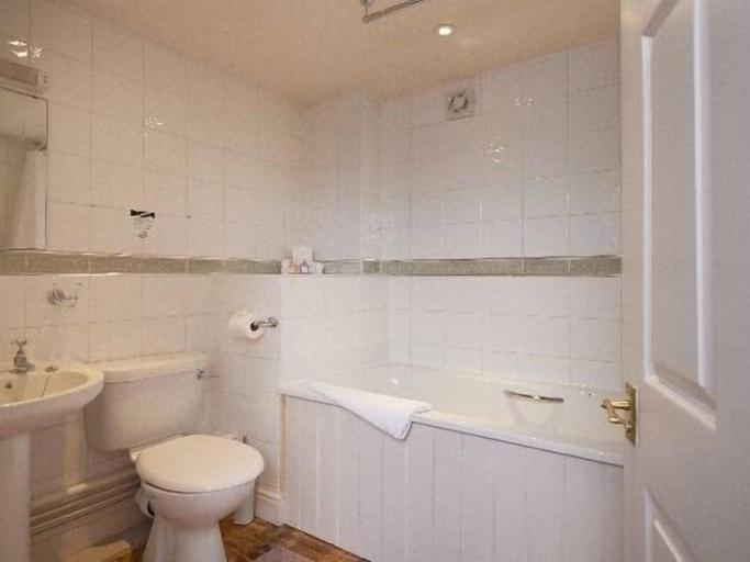 Bathroom 4, Greyhound Inn, Dorset