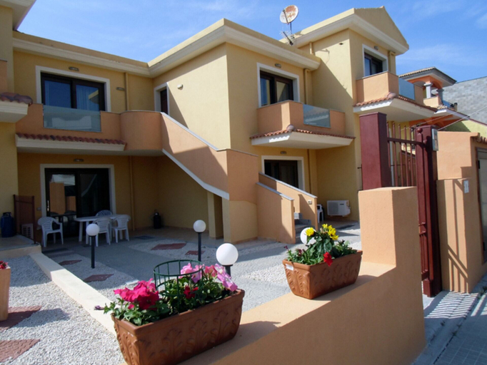 Exterior & Views 2, 2 Bed Flat - Sleeps 4 - Garden - Parking - Wifi, Sassari