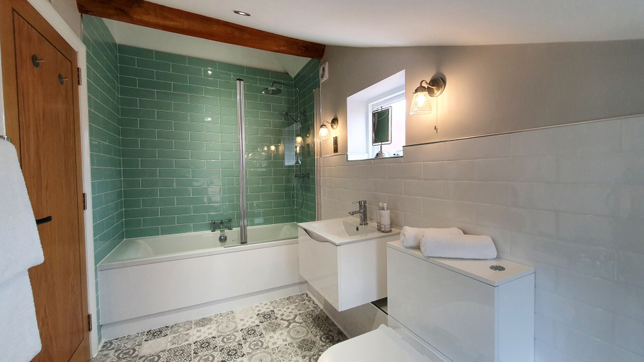Bathroom 3, The Adam & Eve, Lincolnshire