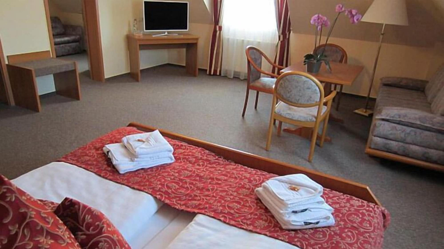 Bedroom 3, Hotel Auerhahn am Rennsteig, Hildburghausen