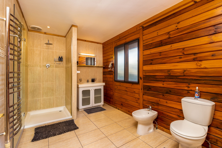 Bathroom 5, The Log Collective, Cape Winelands