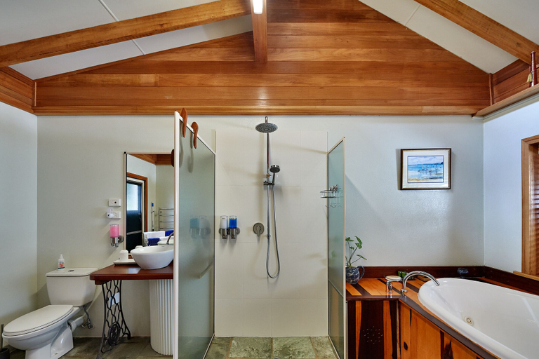 Bathroom 4, Sharlynn by the River, Eacham