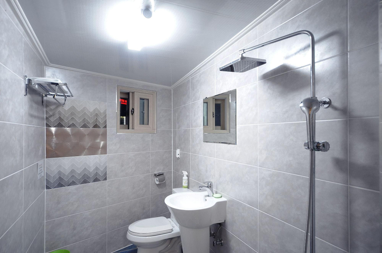 Bathroom 4, Family Hotel BnB Nampo, Jung