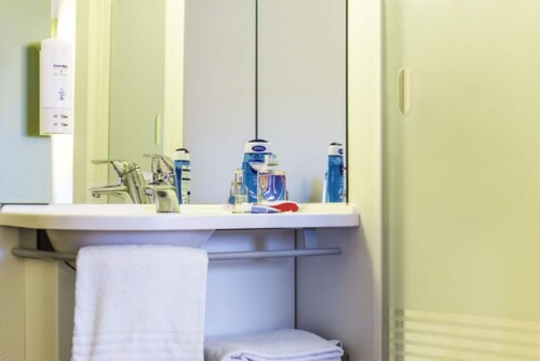 Bathroom 5, ibis budget Dole, Jura