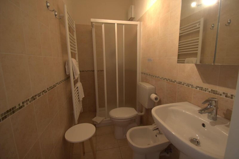 Bathroom 4, Betty's House, Verona