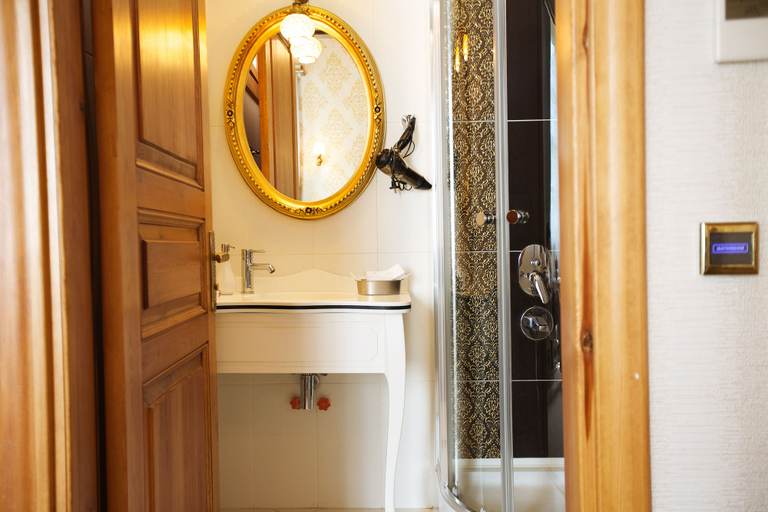 Bathroom 5, Ada Palas Buyukada, Adalar